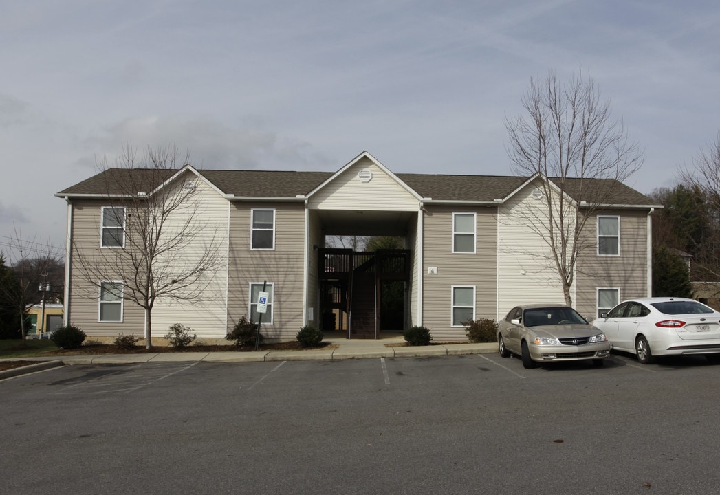 Weaverville Commons in Weaverville, NC - Foto de edificio