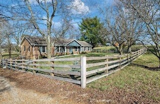 1726 Lewisburg Pike in Franklin, TN - Foto de edificio - Building Photo