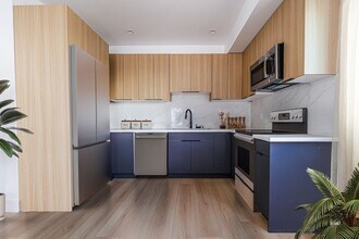 13461 Beach Ave in Marina Del Rey, CA - Foto de edificio - Building Photo