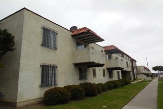 Casa Valencia Apartments in Oxnard, CA - Building Photo - Building Photo