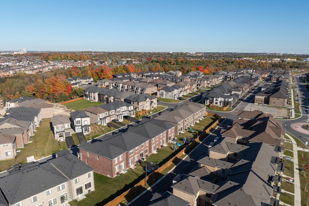 Sigford St in Whitby, ON - Building Photo