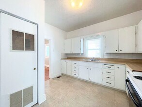 323 W 8th Ave in Hutchinson, KS - Building Photo - Building Photo