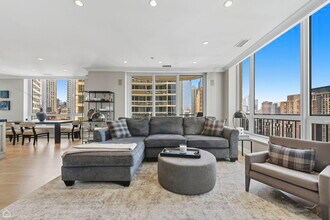 10 E Delaware Pl in Chicago, IL - Building Photo - Building Photo