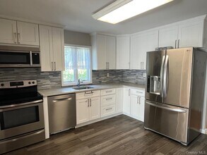 12 Hickory Rd in Port Washington, NY - Building Photo - Building Photo