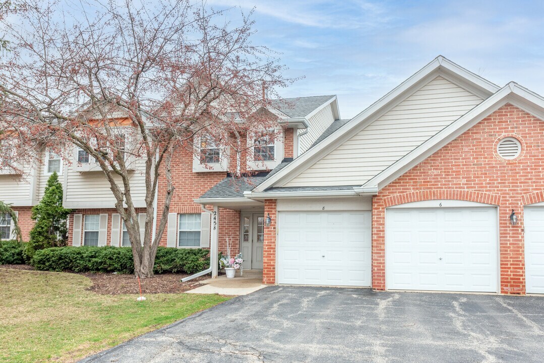 2458 Charleston Dr in Schaumburg, IL - Building Photo