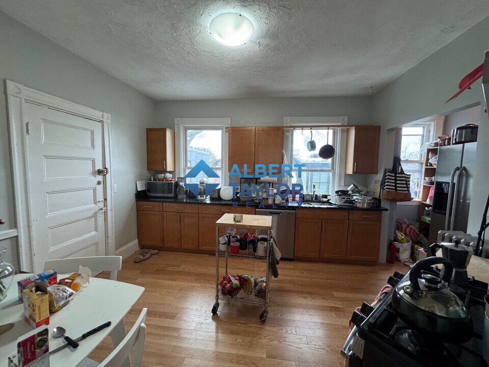 3 Kinnaird St, Unit 3 in Cambridge, MA - Building Photo