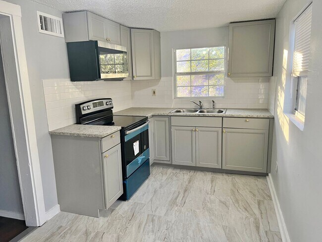 5637 Dunmire Ave in Jacksonville, FL - Building Photo - Building Photo