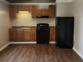 111 Hill St in McIntyre, GA - Building Photo