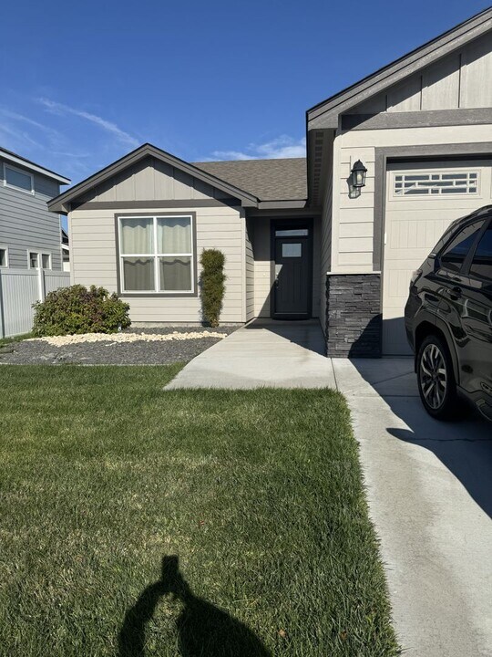 821 E Montana Ave in Hermiston, OR - Building Photo