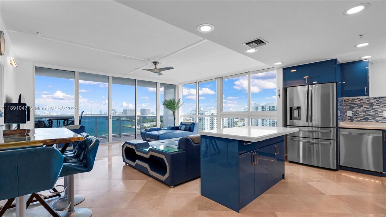 7929 West Dr, Unit 1401 in North Bay Village, FL - Foto de edificio