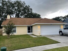 2043 Shadow Pine Dr in Brandon, FL - Building Photo