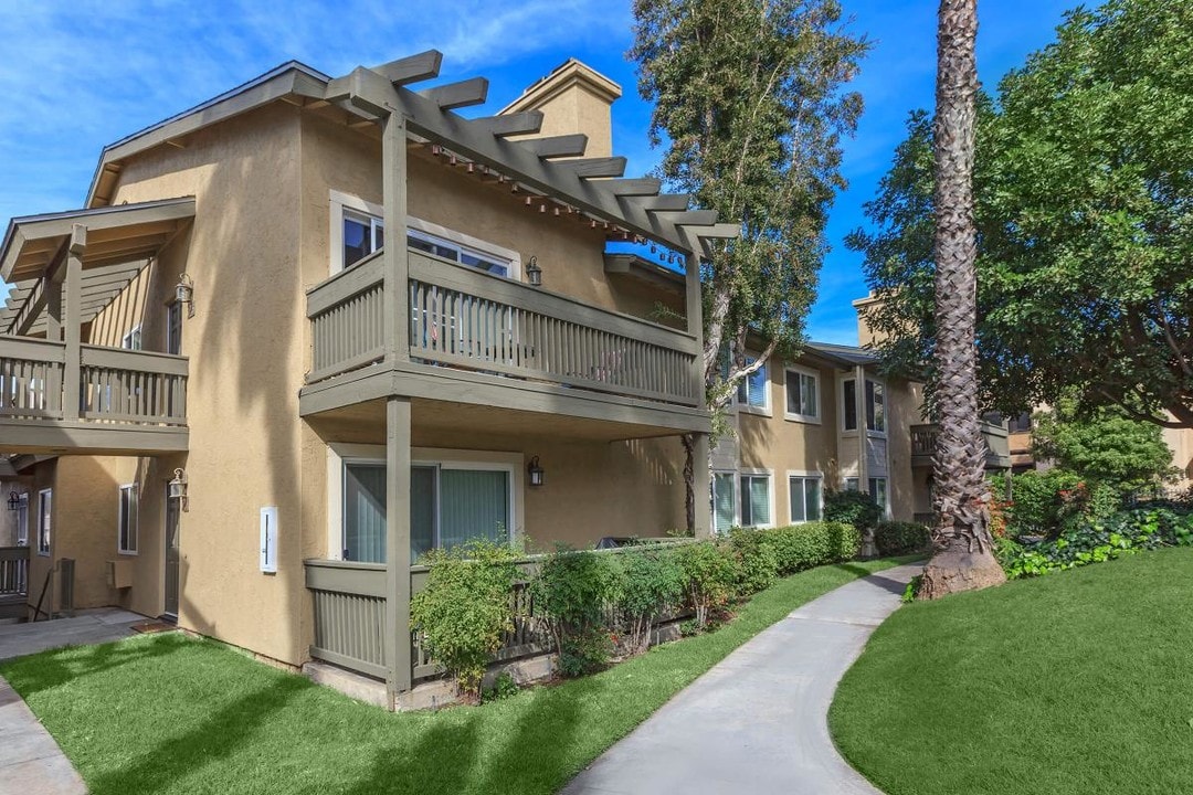 Sienna Hills in Escondido, CA - Foto de edificio