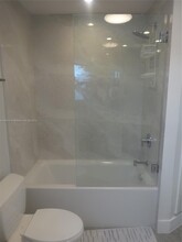 4925 Collins Ave, Unit 3f in Miami, FL - Foto de edificio - Building Photo