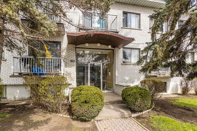2295 De La Côte-Vertu Boul in Montréal, QC - Building Photo - Building Photo