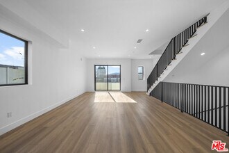 10845 1/2 Morrison St in Los Angeles, CA - Building Photo - Building Photo