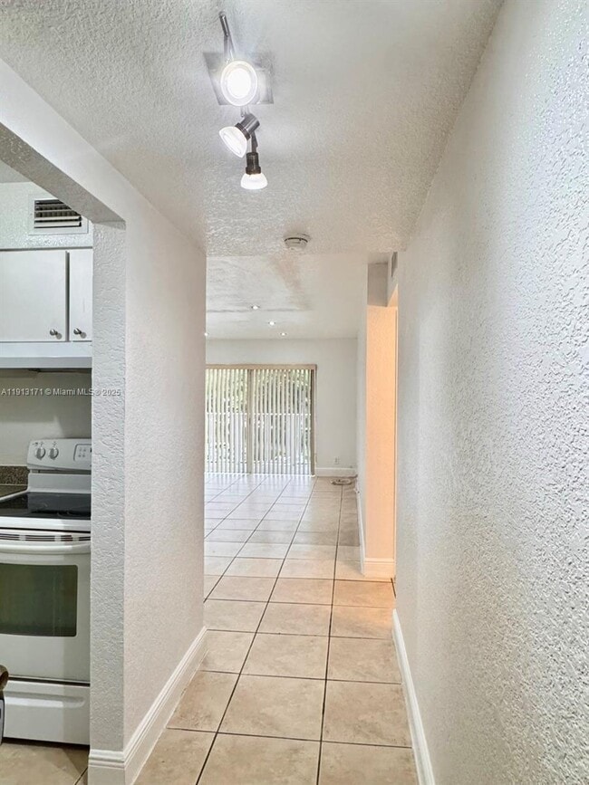 5201 Geneva Way, Unit 307 in Doral, FL - Building Photo - Building Photo