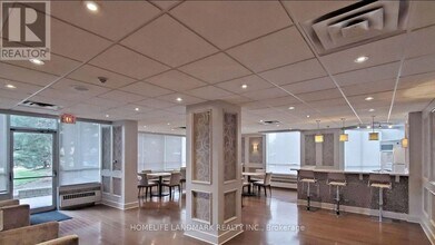 550 Webb Dr in Mississauga, ON - Building Photo - Building Photo