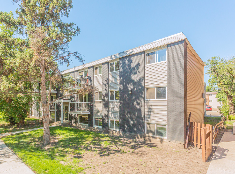 10620 122nd St NW in Edmonton, AB - Building Photo