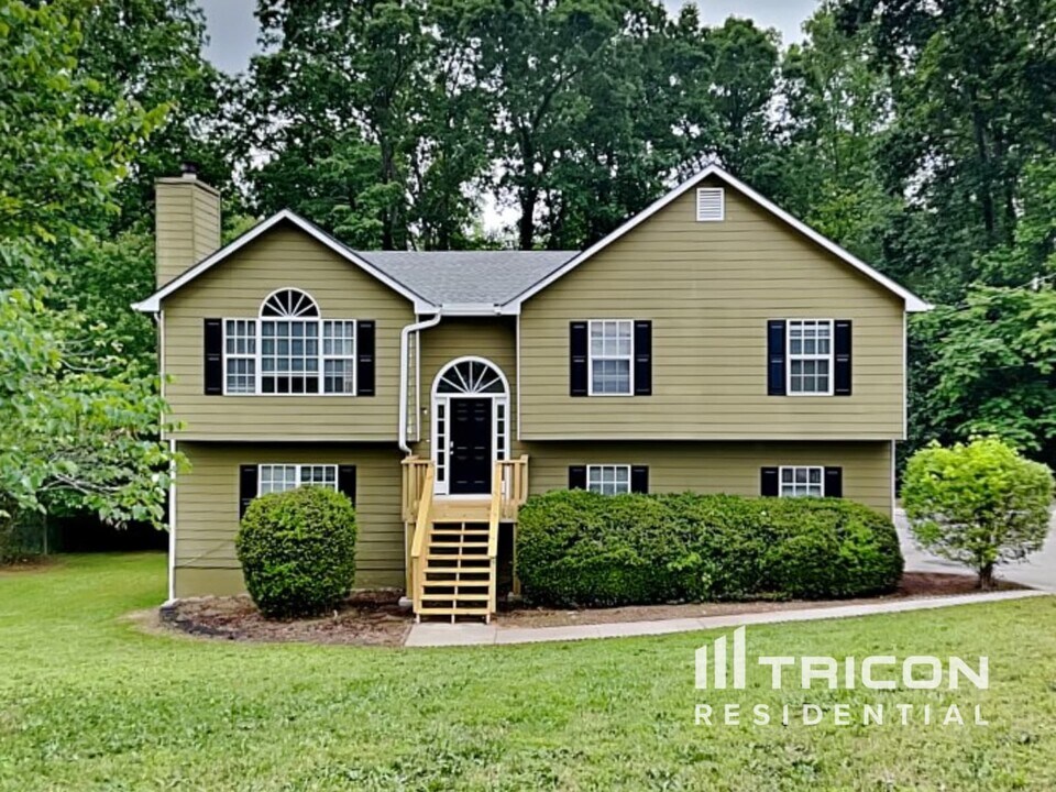 207 Legend Dr in Dallas, GA - Building Photo