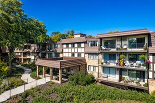 Wayzata Villa Condos in Wayzata, MN - Building Photo
