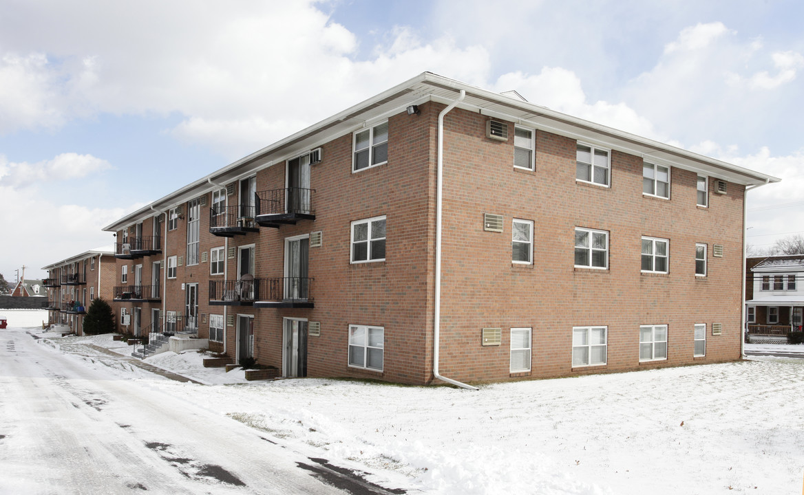 Sherman Courts in Phoenixville, PA - Foto de edificio