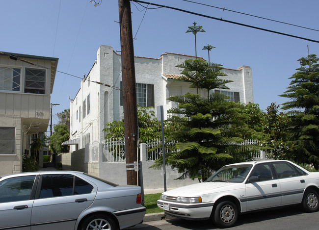 5127 Clinton St in Los Angeles, CA - Building Photo - Building Photo