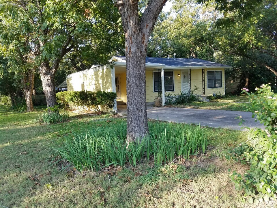 910 Kent St in Taylor, TX - Building Photo