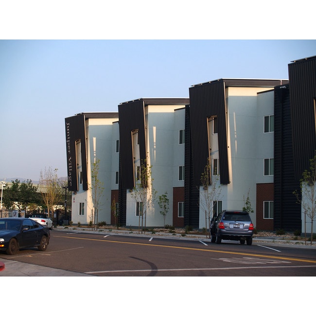 Juniper Village in Reno, NV - Foto de edificio - Building Photo