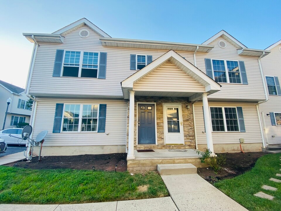 26 Henry St, Unit #B in Somerset, NJ - Foto de edificio