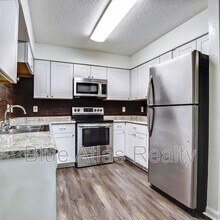 916 Hilltop Dr in Irving, TX - Building Photo - Building Photo