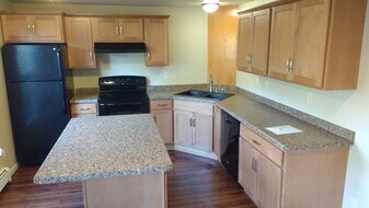 1027 Riverside Dr, Unit B in Waupaca, WI - Building Photo