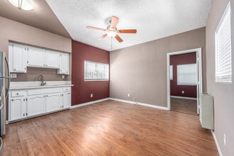 730 W 73rd St in Los Angeles, CA - Building Photo - Interior Photo