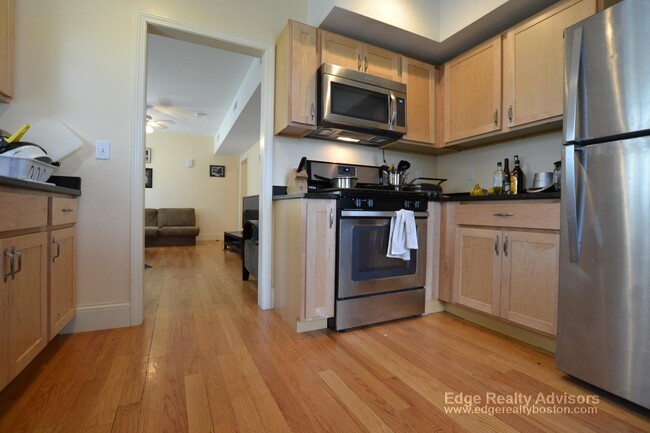 74 Brooks St, Unit 2 in Boston, MA - Building Photo - Building Photo