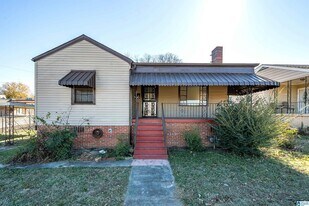 621 Valley Rd in Fairfield, AL - Building Photo