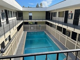 Weddington Oaks in Sherman Oaks, CA - Building Photo