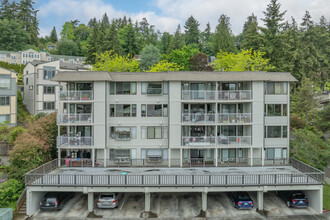 The Chateau in Mercer Island, WA - Building Photo - Building Photo