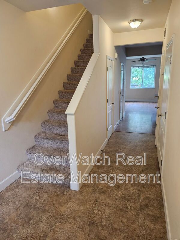 218 Glenn Abbey Pl in Anchorage, AK - Foto de edificio - Building Photo