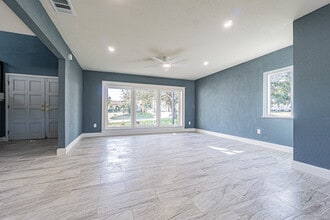 6370 Conniewood Sq in New Port Richey, FL - Building Photo - Building Photo