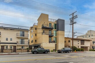 5233 Cahuenga Blvd in North Hollywood, CA - Building Photo - Building Photo