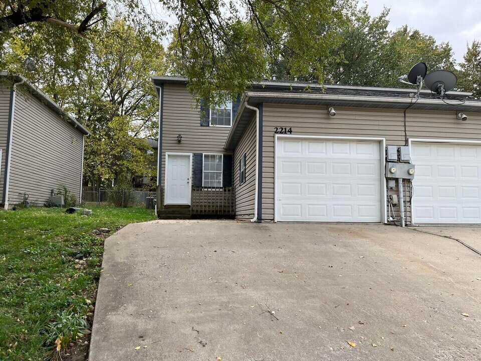 2204 Live Oak Ln in Columbia, MO - Building Photo