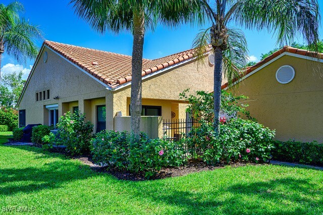 566 Beachwalk Cir in Naples, FL - Foto de edificio - Building Photo