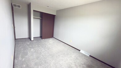 5326 N Division St in Davenport, IA - Building Photo - Building Photo