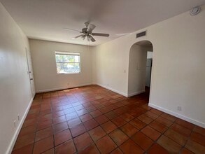 323 Almeria Rd in West Palm Beach, FL - Building Photo - Building Photo