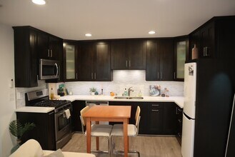 219 42nd St, Unit 219 in Manhattan Beach, CA - Building Photo - Building Photo