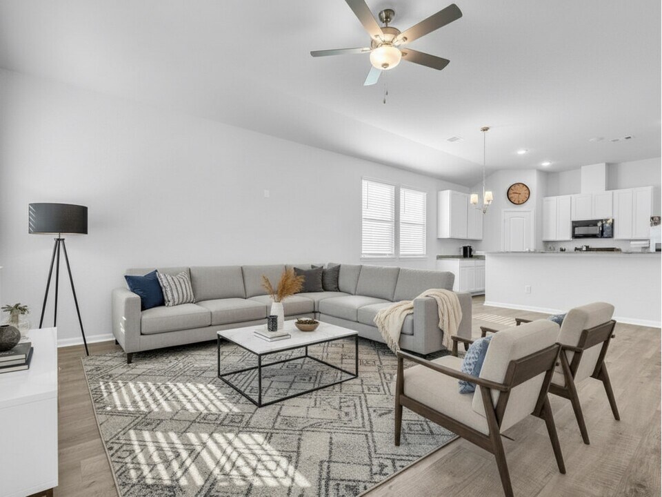 740 Brown Rd in Dayton, TX - Building Photo