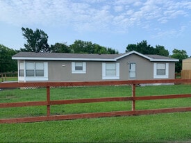 3424 Alicia Ln in Alvin, TX - Building Photo