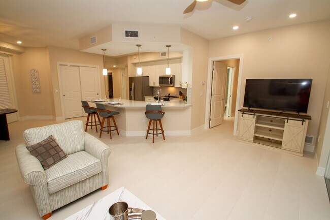 262 Indies Dr E, Unit 101 in Naples, FL - Building Photo - Building Photo