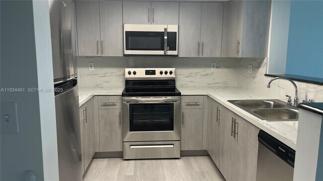 3000 Coral Way, Unit 1509 in Coral Gables, FL - Building Photo - Building Photo