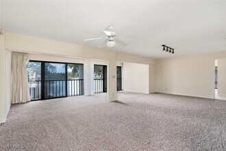 537 Lake Louise Cir in Naples, FL - Building Photo - Building Photo