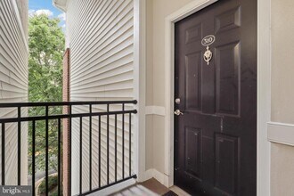 12945 Centre Park Cir in Herndon, VA - Building Photo - Building Photo